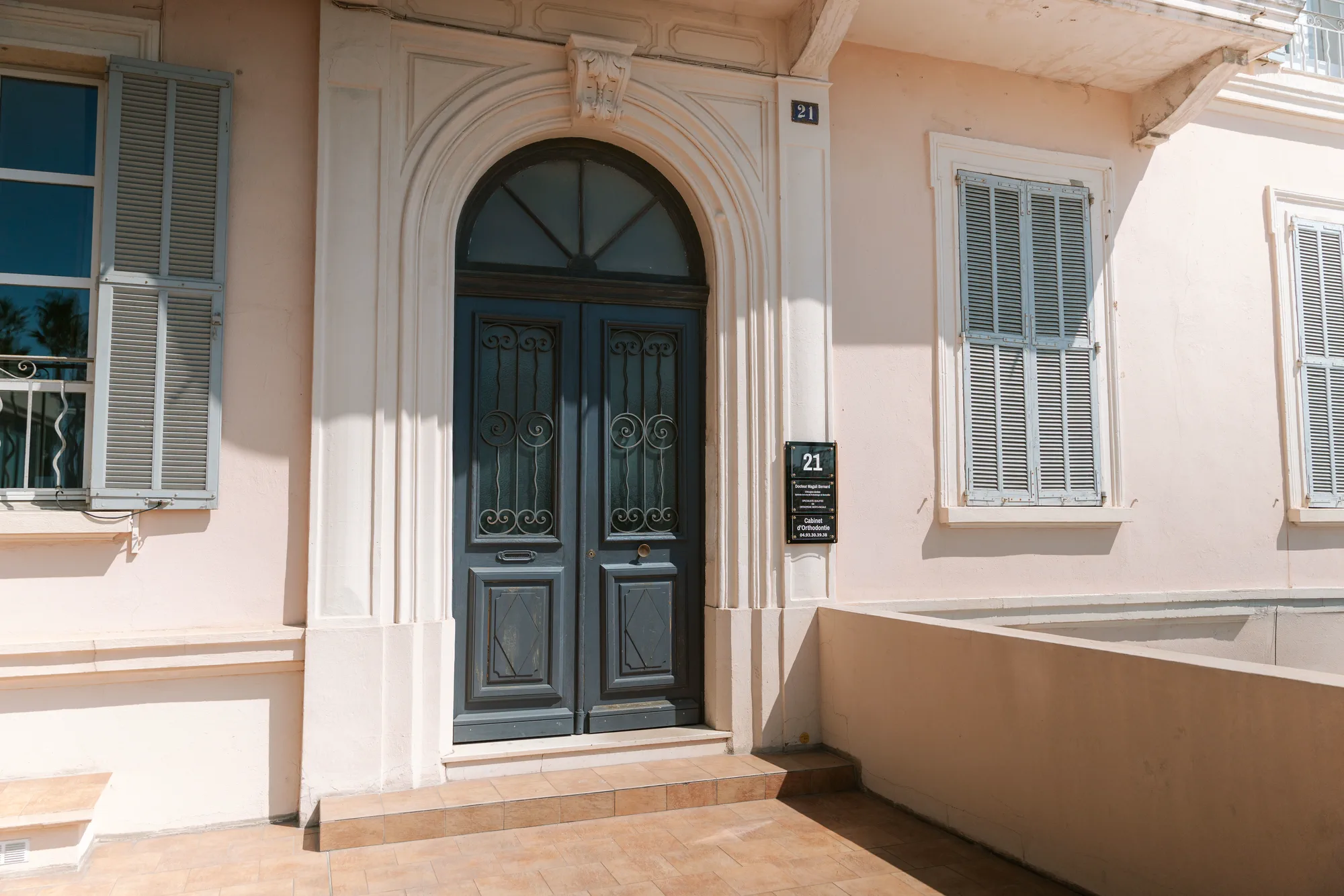 Porte d'entrée du cabinet d'orthodontie, 21 quai Saint-Pierre