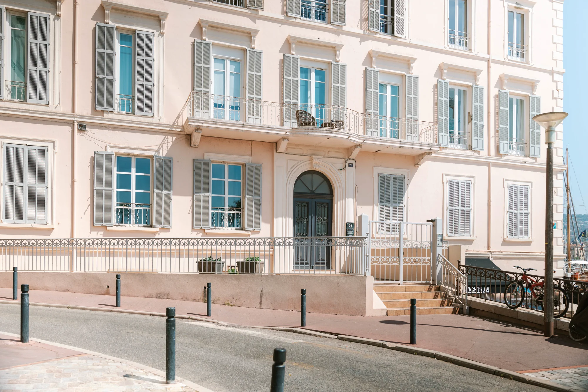 Façade du 21 quai Saint-Pierre à Cannes, face au Vieux Port