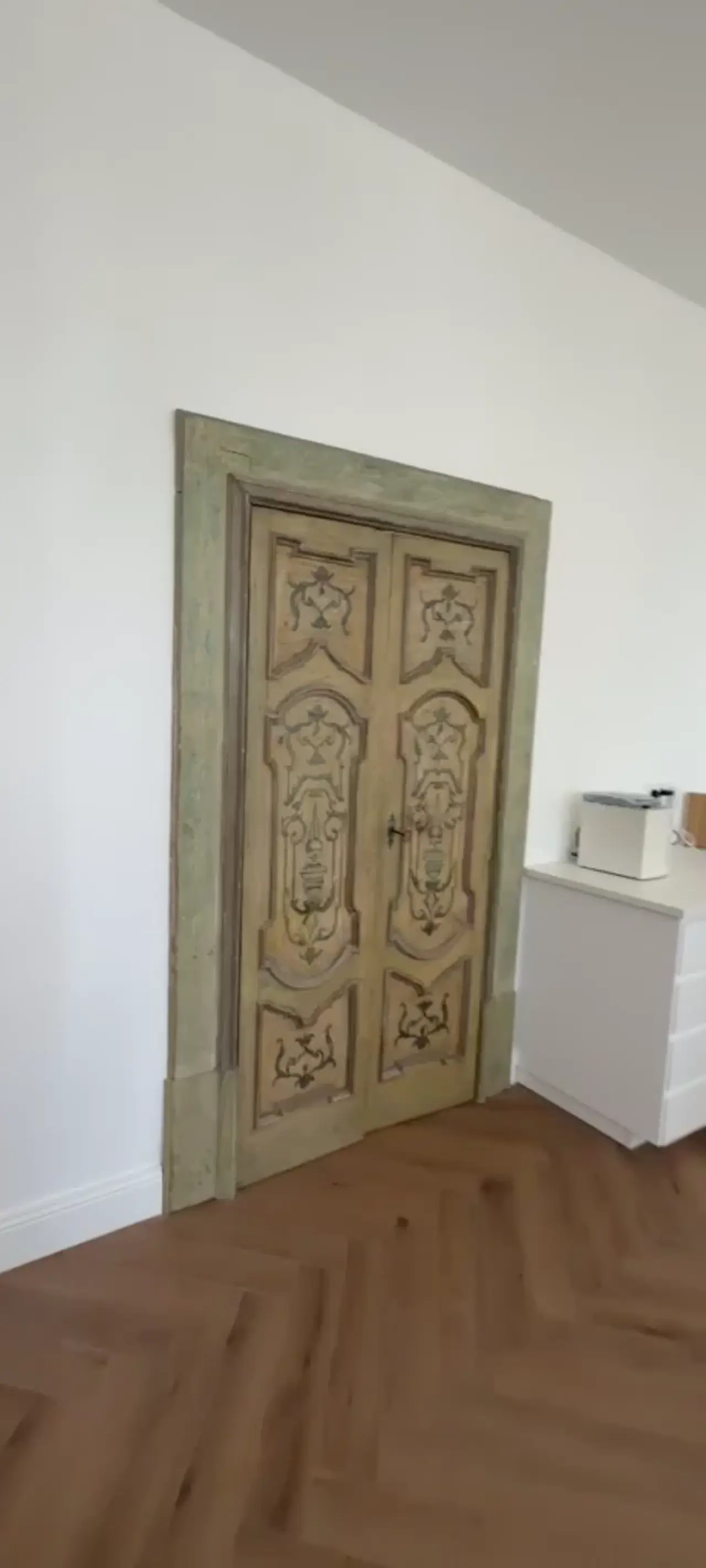 Porte ancienne de l'entrée du cabinet