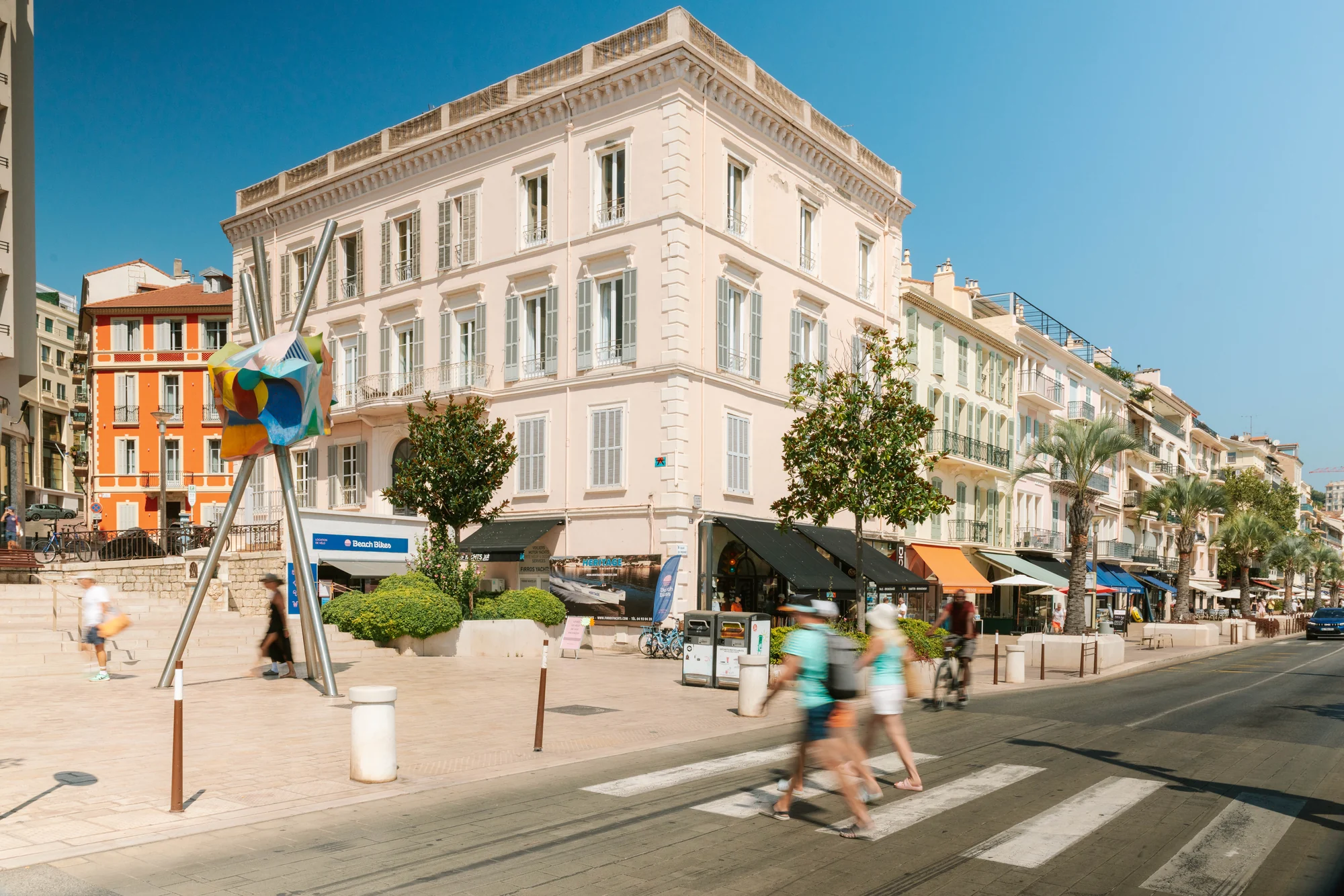 Le quai Saint-Pierre à Cannes, où se trouve le cabinet d'orthodontie, à quelques minutes à pied de la gare