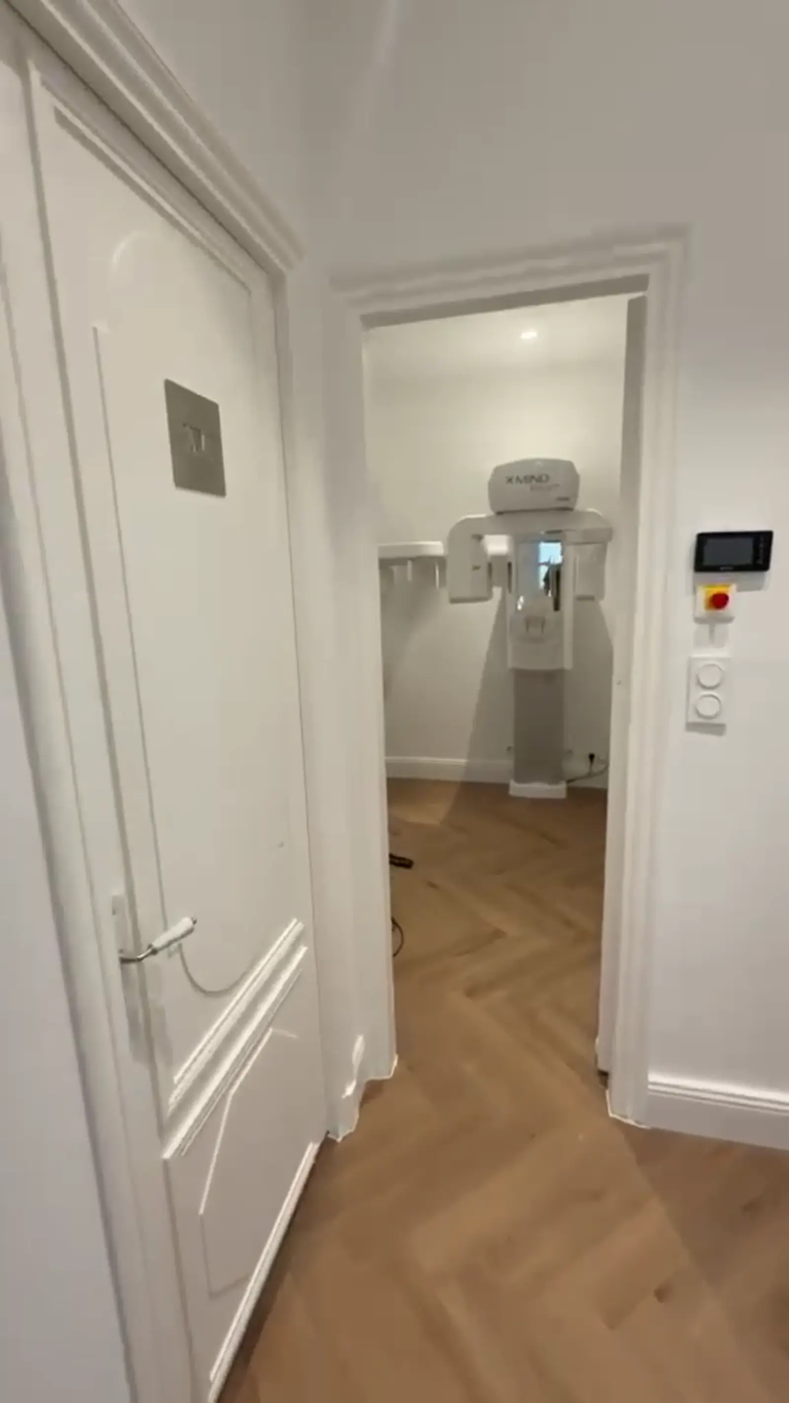 Salle de radiologie avec appareil de radiographie panoramique X-MIND trium