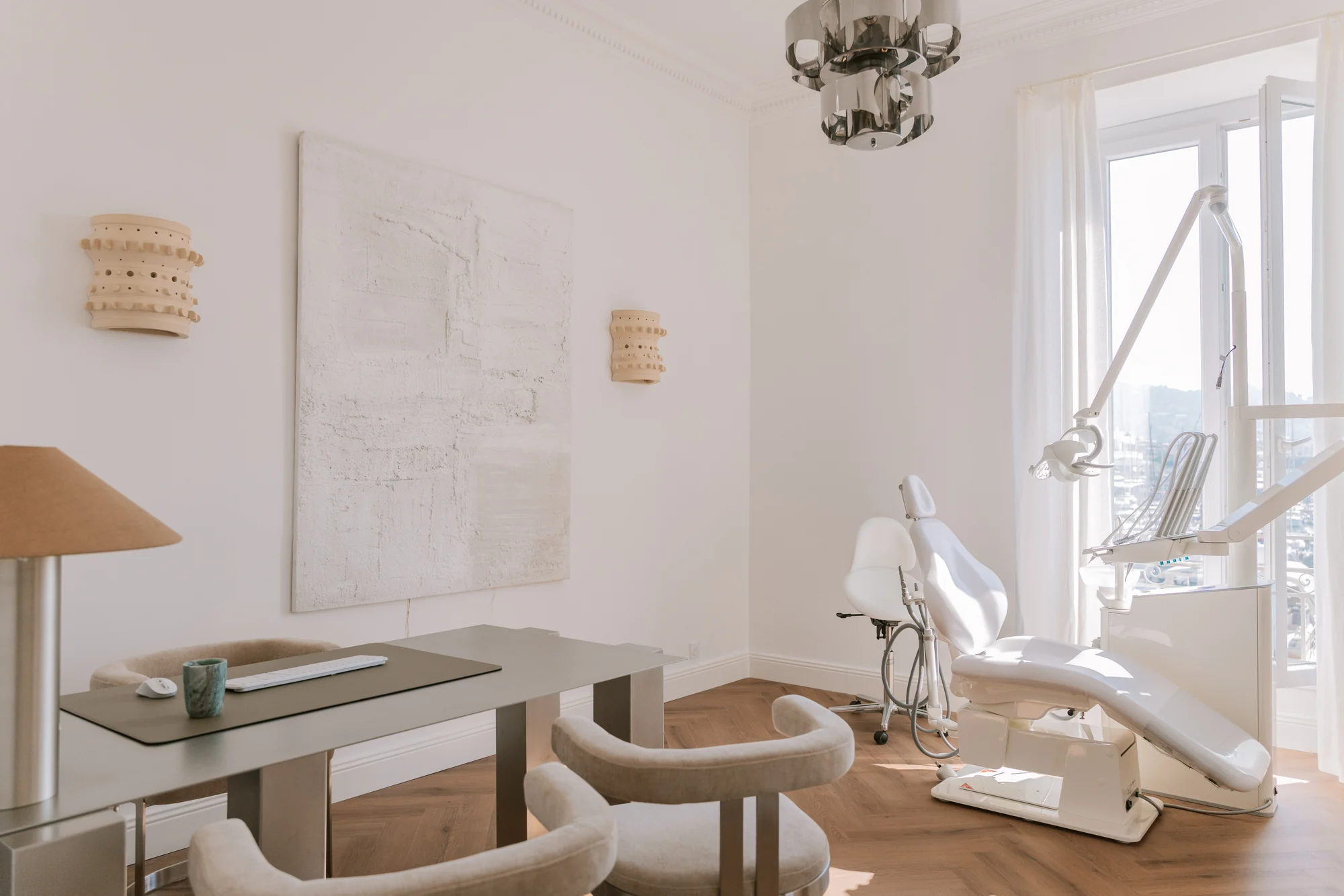 Salle de consultation baignée de lumière, 21 quai Saint-Pierre à Cannes