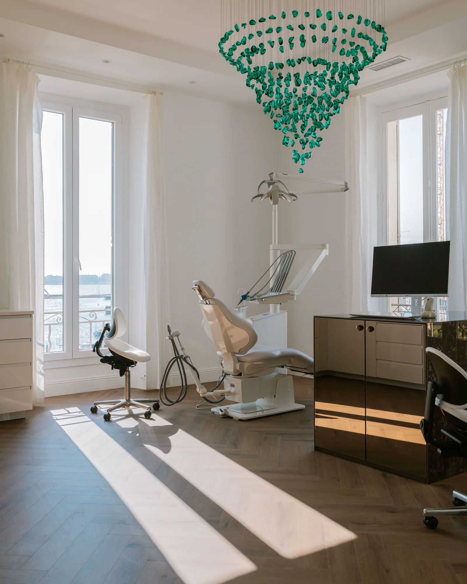 Salle de soins du cabinet d'orthodontie, lumière naturelle sur parquet point de Hongrie