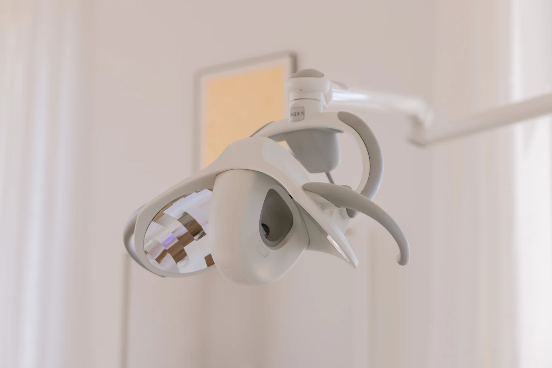 Scialytique du fauteuil de soins, lumière douce de la salle